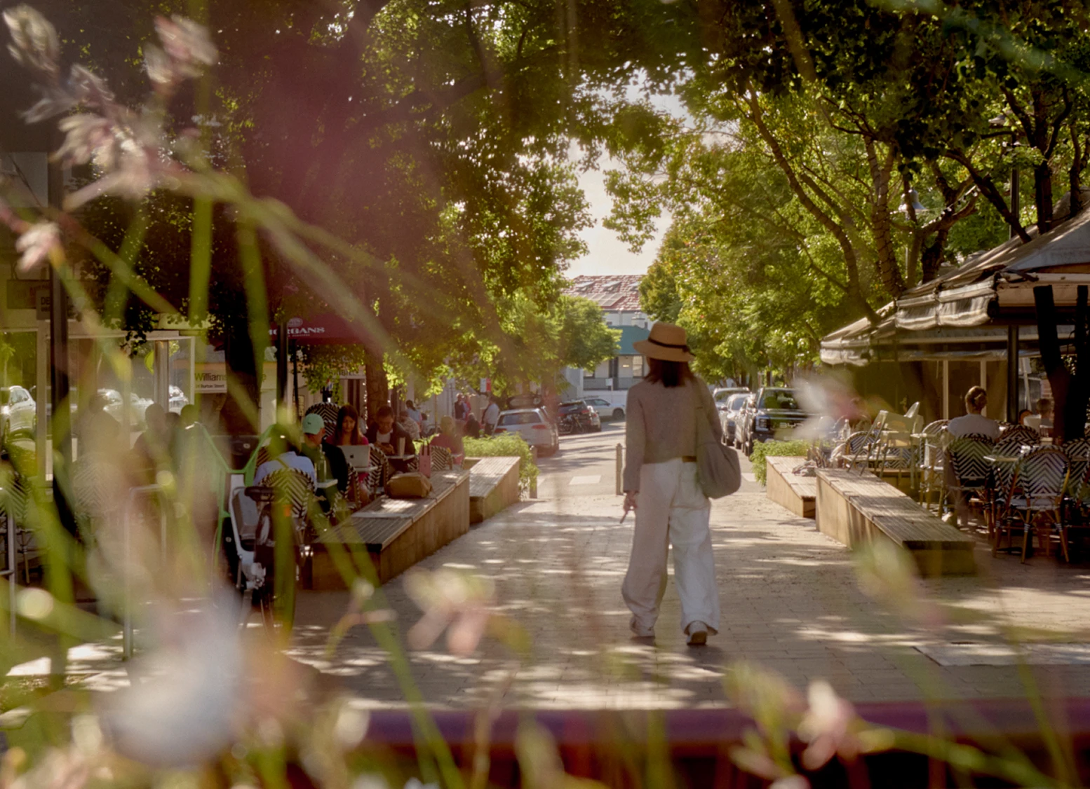 Sunlit parklands and foreshore walks define the Kirribilli
                                            waterfront